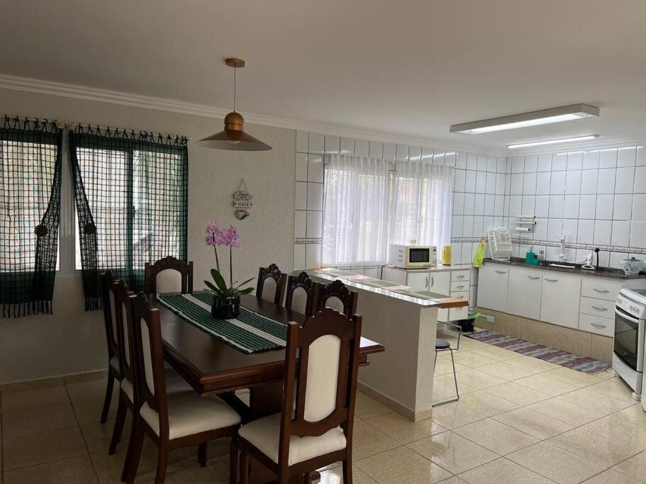 Casa com salão de jogos, piscina e churrasqueira.