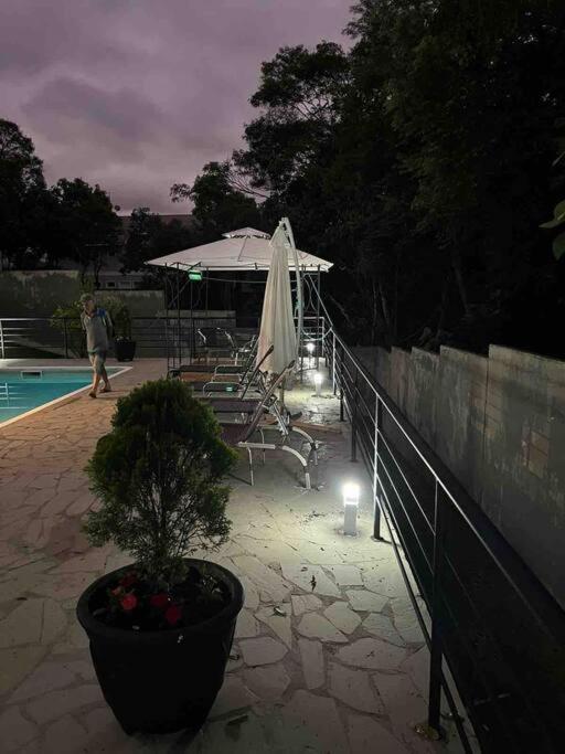Casa com salão de jogos, piscina e churrasqueira.