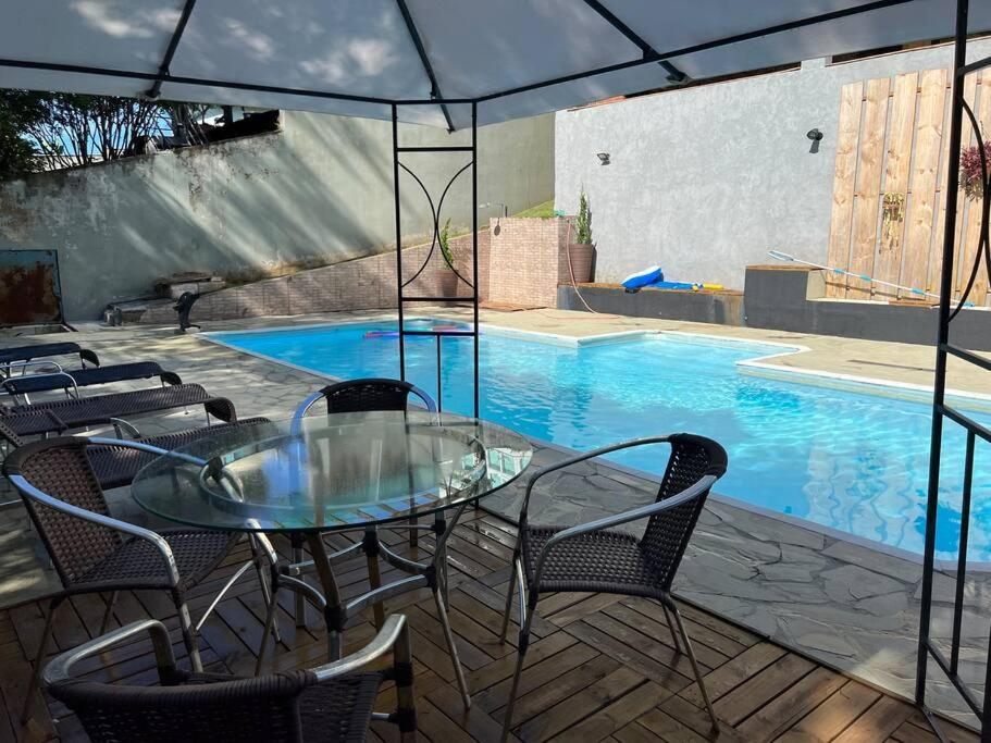 Casa com salão de jogos, piscina e churrasqueira.
