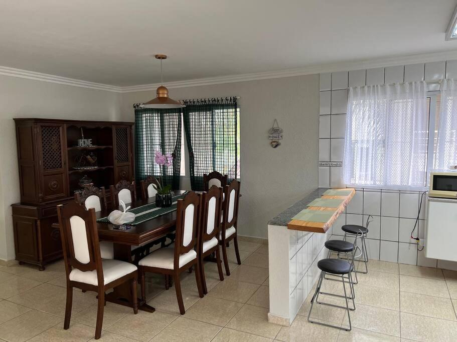 Casa com salão de jogos, piscina e churrasqueira.