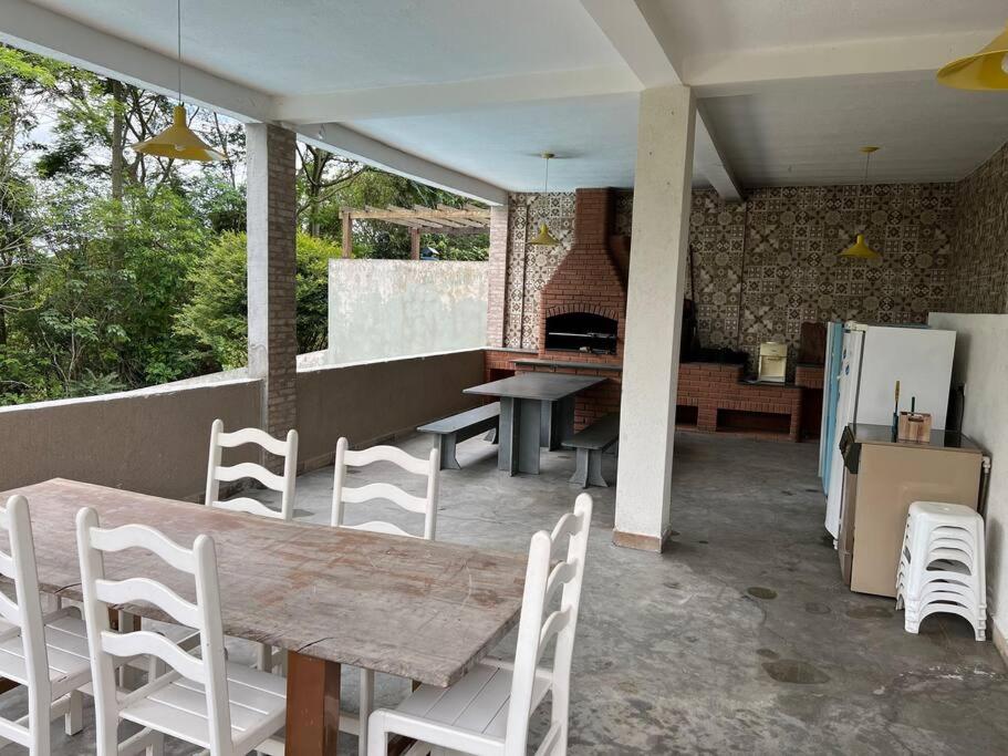 Casa com salão de jogos, piscina e churrasqueira.