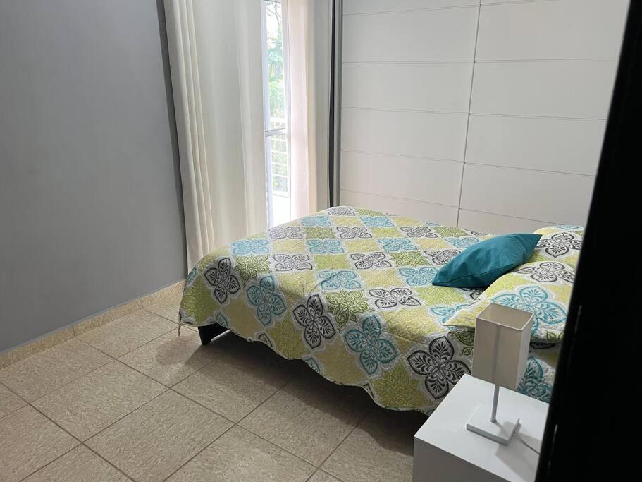Casa com salão de jogos, piscina e churrasqueira.