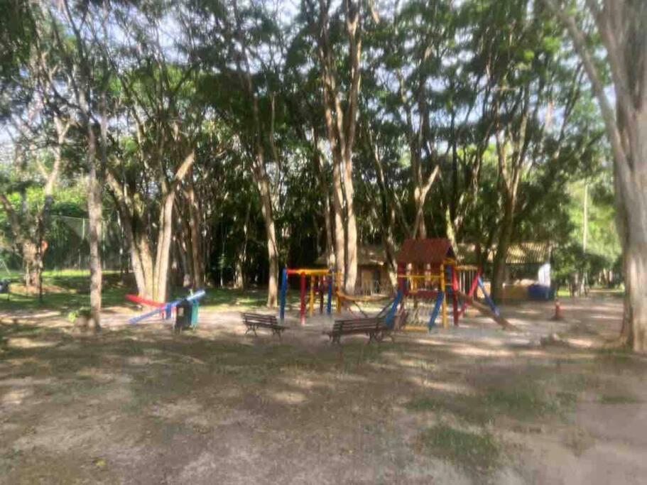 Casa com salão de jogos, piscina e churrasqueira.