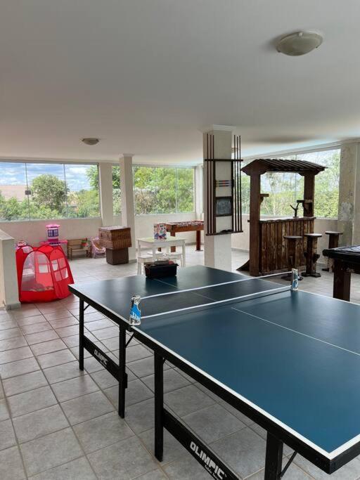 Casa com salão de jogos, piscina e churrasqueira.