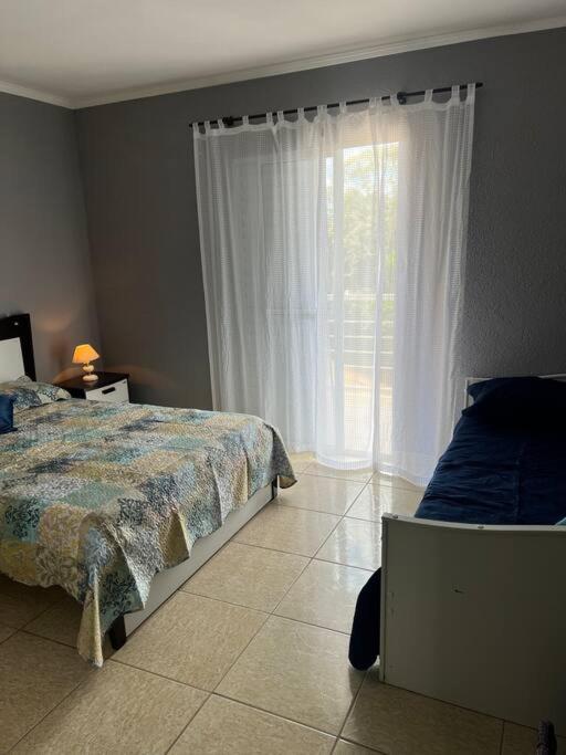 Casa com salão de jogos, piscina e churrasqueira.