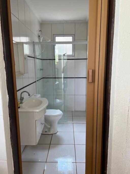 Casa com salão de jogos, piscina e churrasqueira.