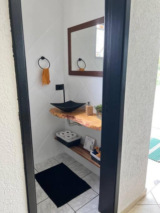 Casa com salão de jogos, piscina e churrasqueira.