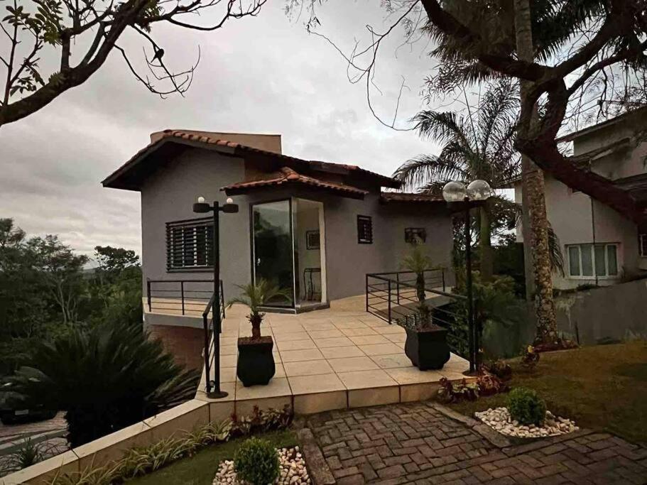 Casa com salão de jogos, piscina e churrasqueira.