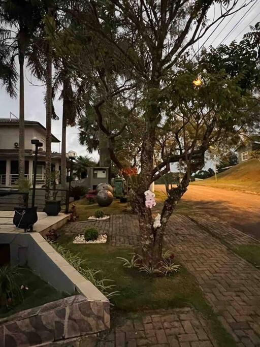 Casa com salão de jogos, piscina e churrasqueira.
