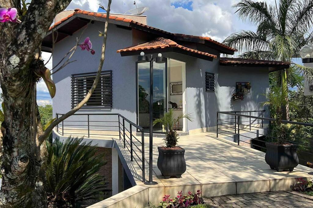 Casa com salão de jogos, piscina e churrasqueira.