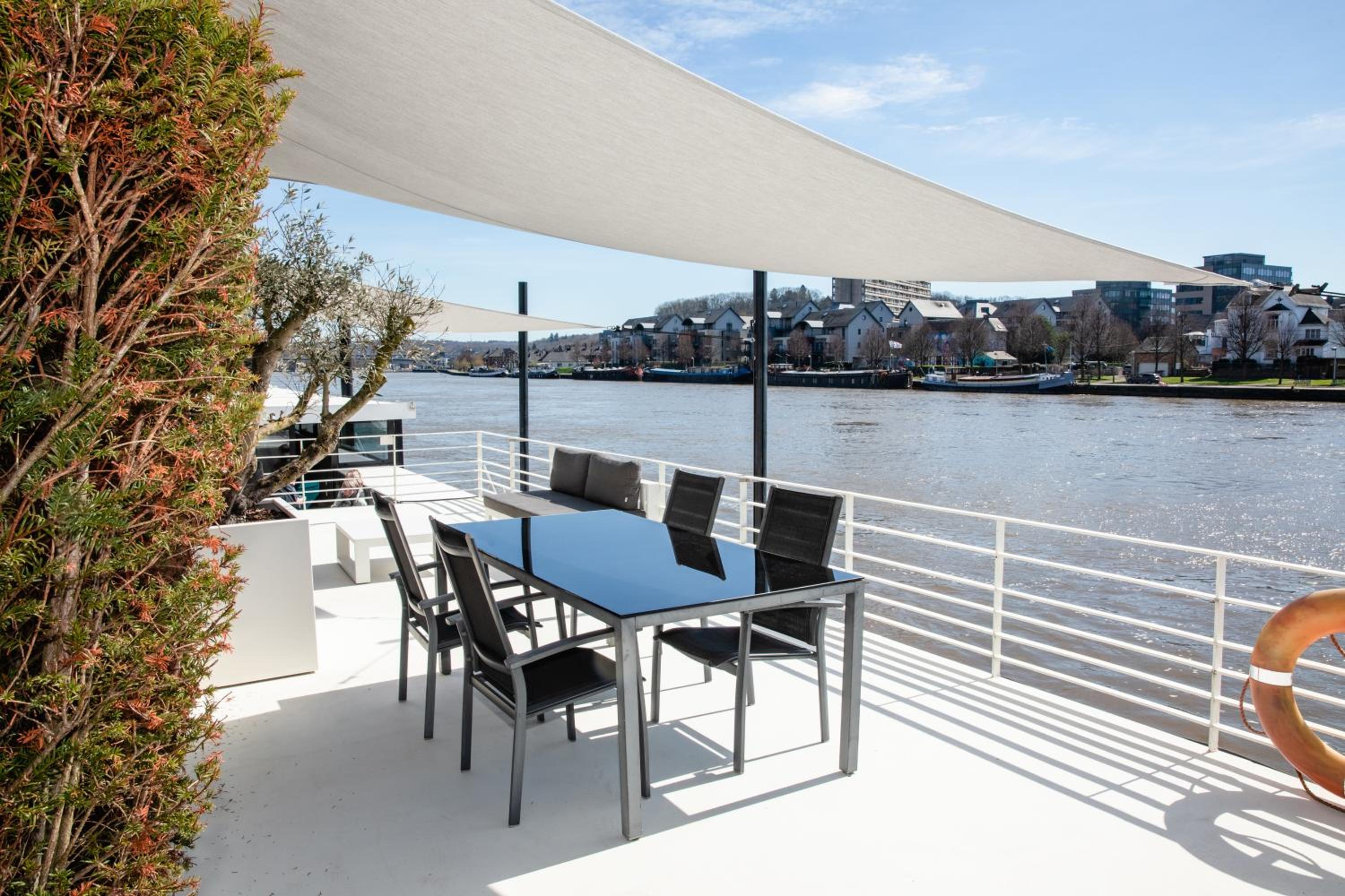 Péniche de prestige à Namur avec vue sur la Citadelle - A l'Abordage - By Voyages Copine