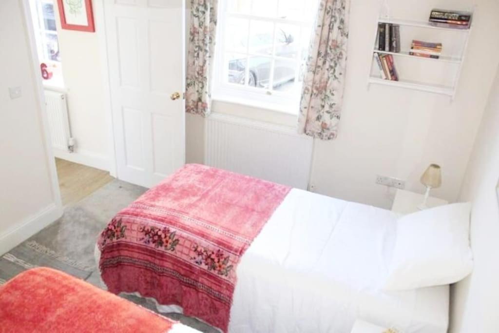 Central Shaftesbury with private parking