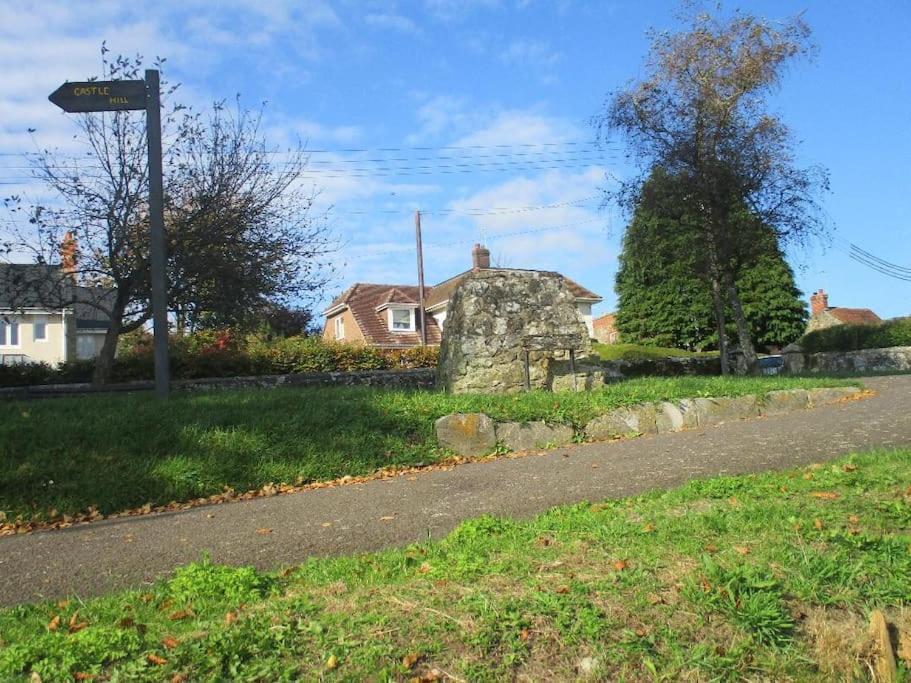 Central Shaftesbury with private parking