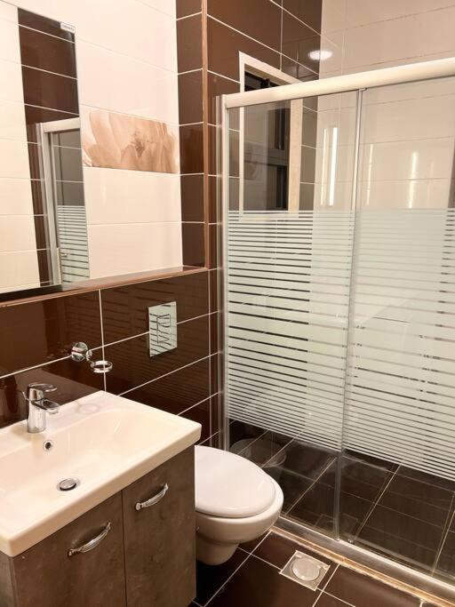 Stylish 2BR Apt Garden pool Central Location view 5