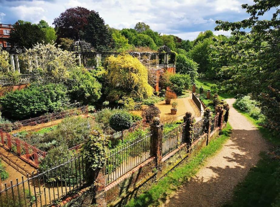 Lovely 2BR in peaceful Hampstead, NW London