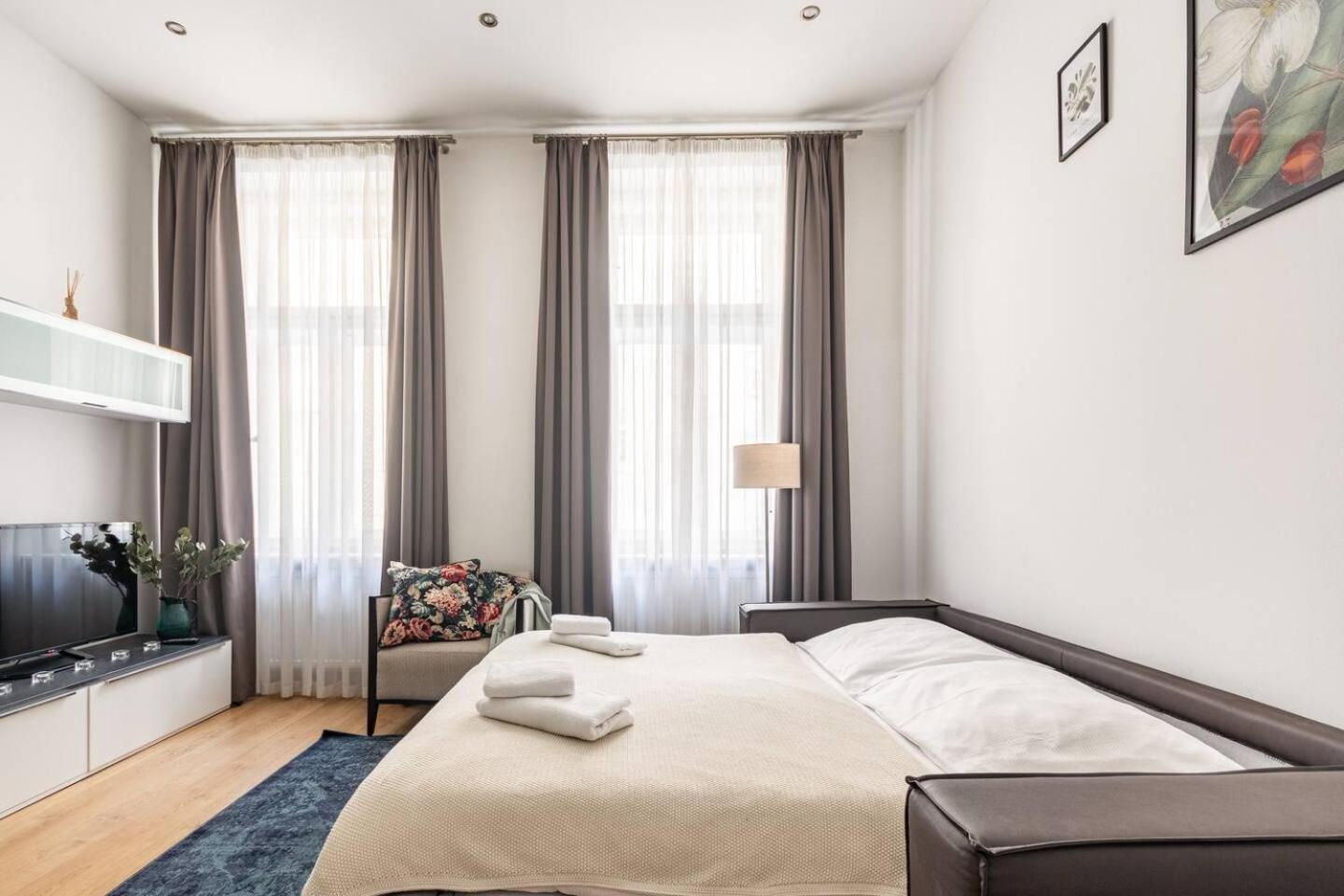 Place of Grace - 50 Meters from Dancing House