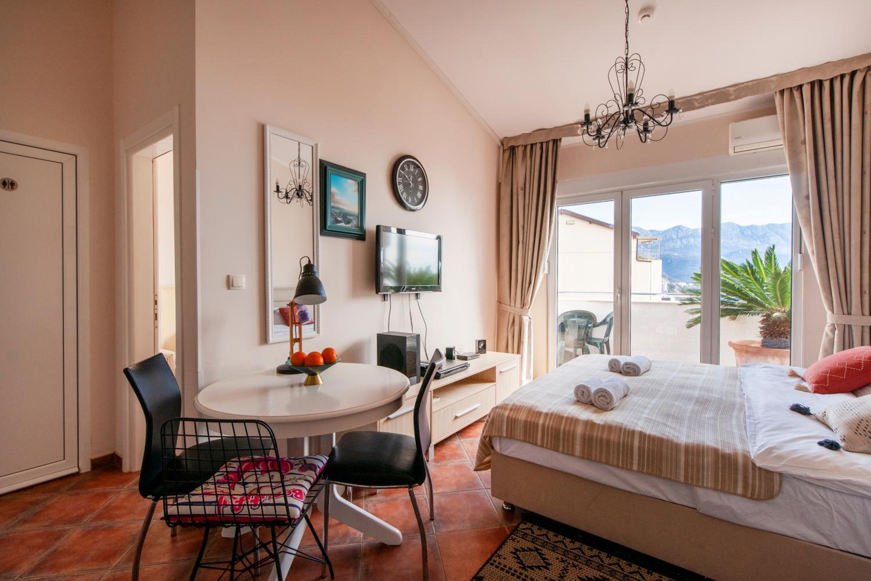 Mila & Aleksandr Apartments