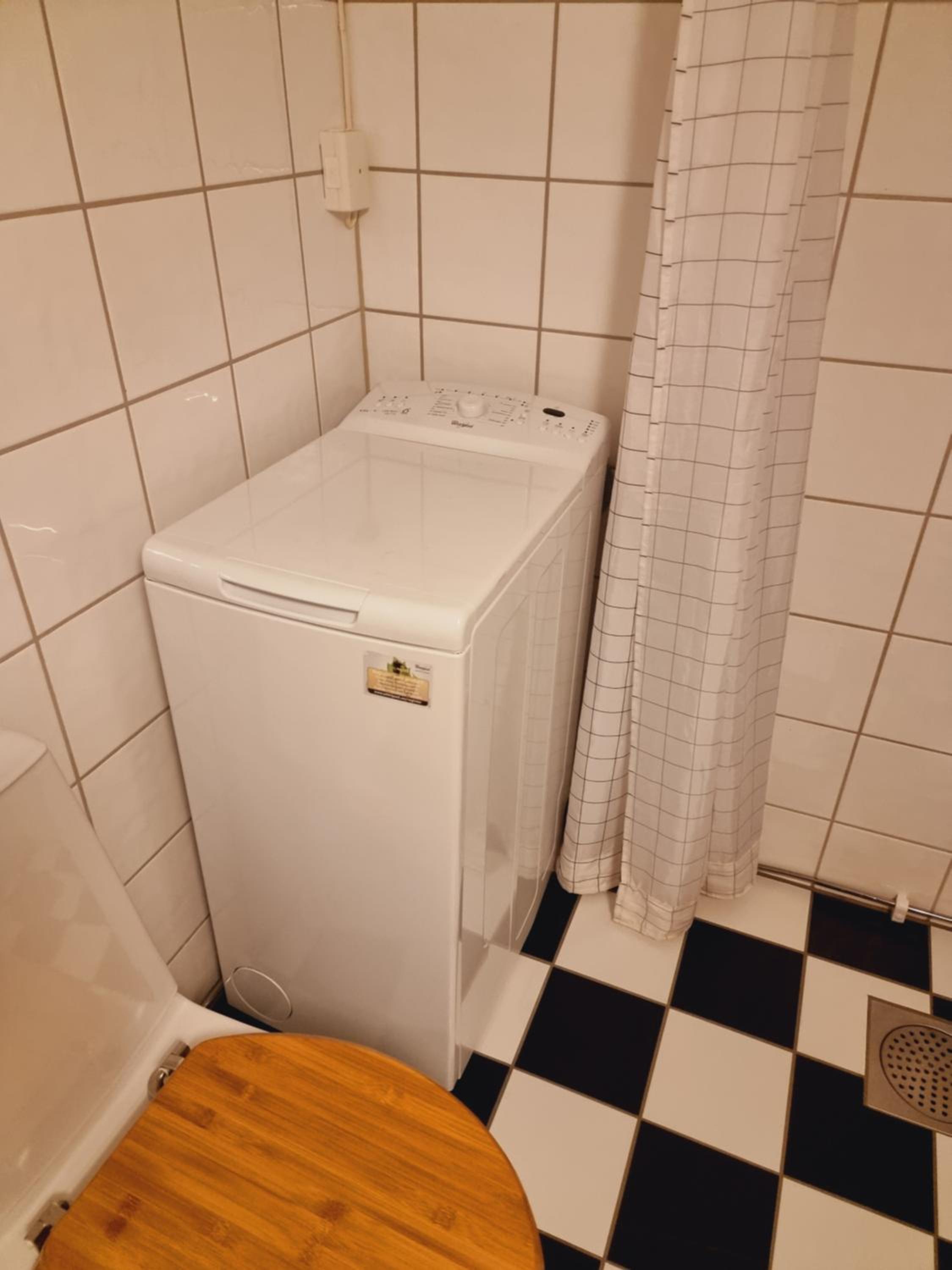 Kjellerleilighet egen inngang.