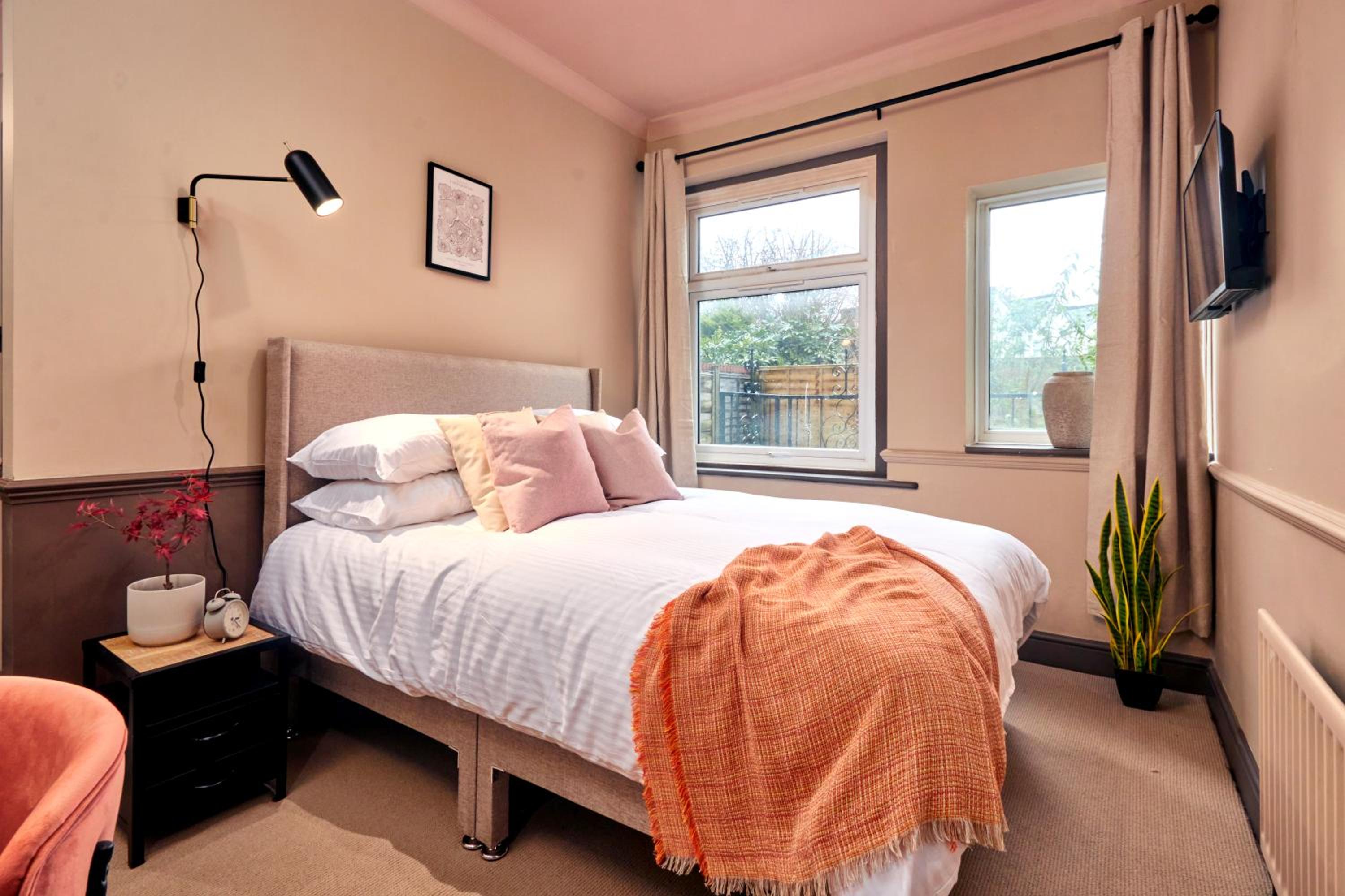 Settle in Winchester - Stylish Self Check-In Rooms view 5