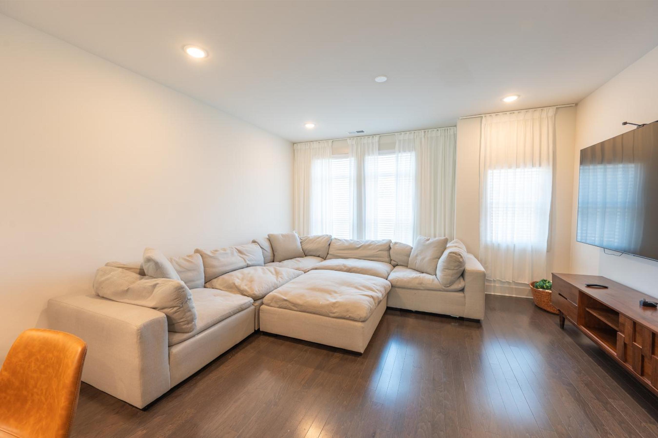Townhouse . Rooftop . Cloud Couch . 85 Inch TV . 2 Miles from UPTOWN CHARLOTTE view 2