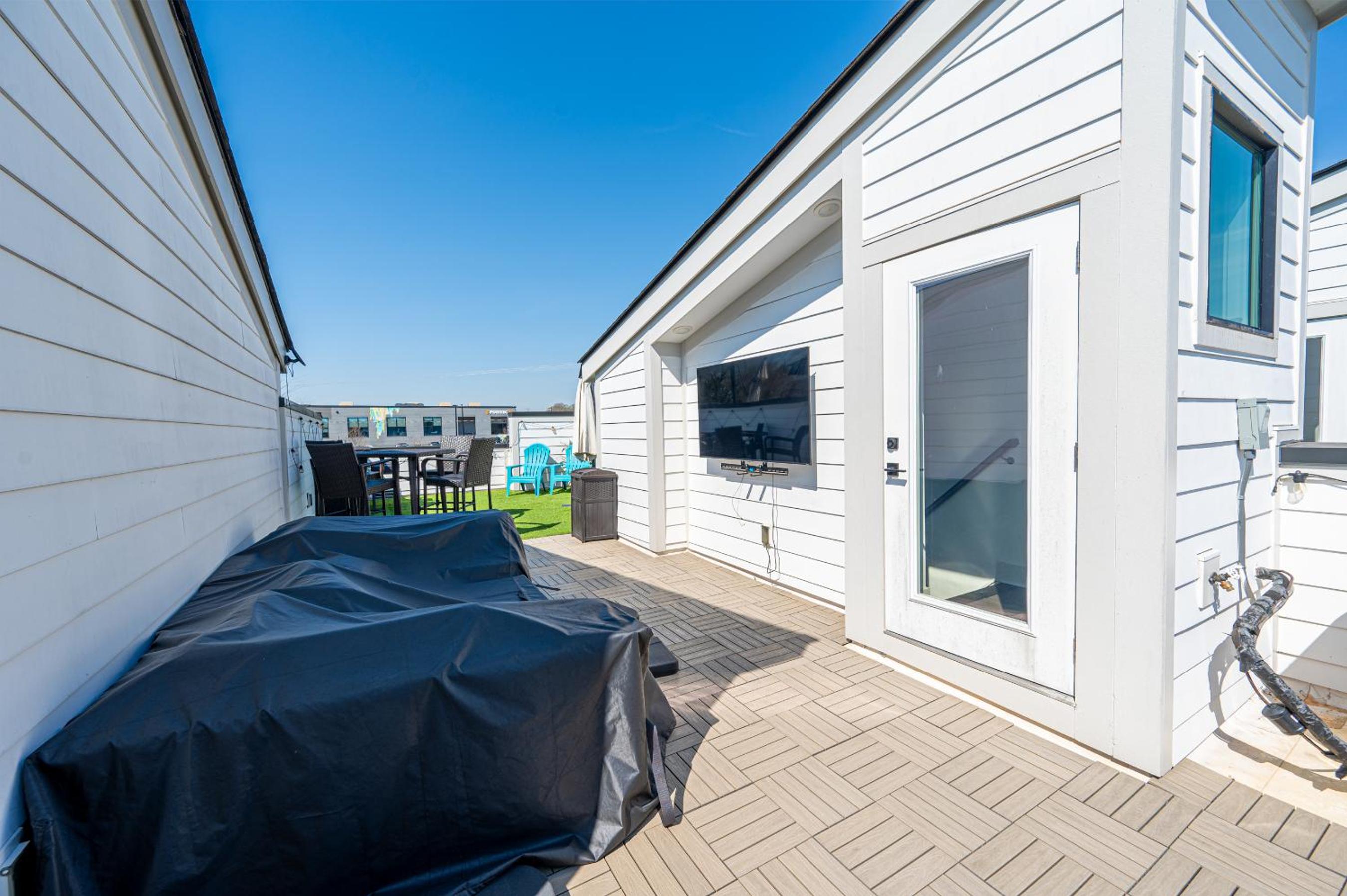 Townhouse . Rooftop . Cloud Couch . 85 Inch TV . 2 Miles from UPTOWN CHARLOTTE view 4