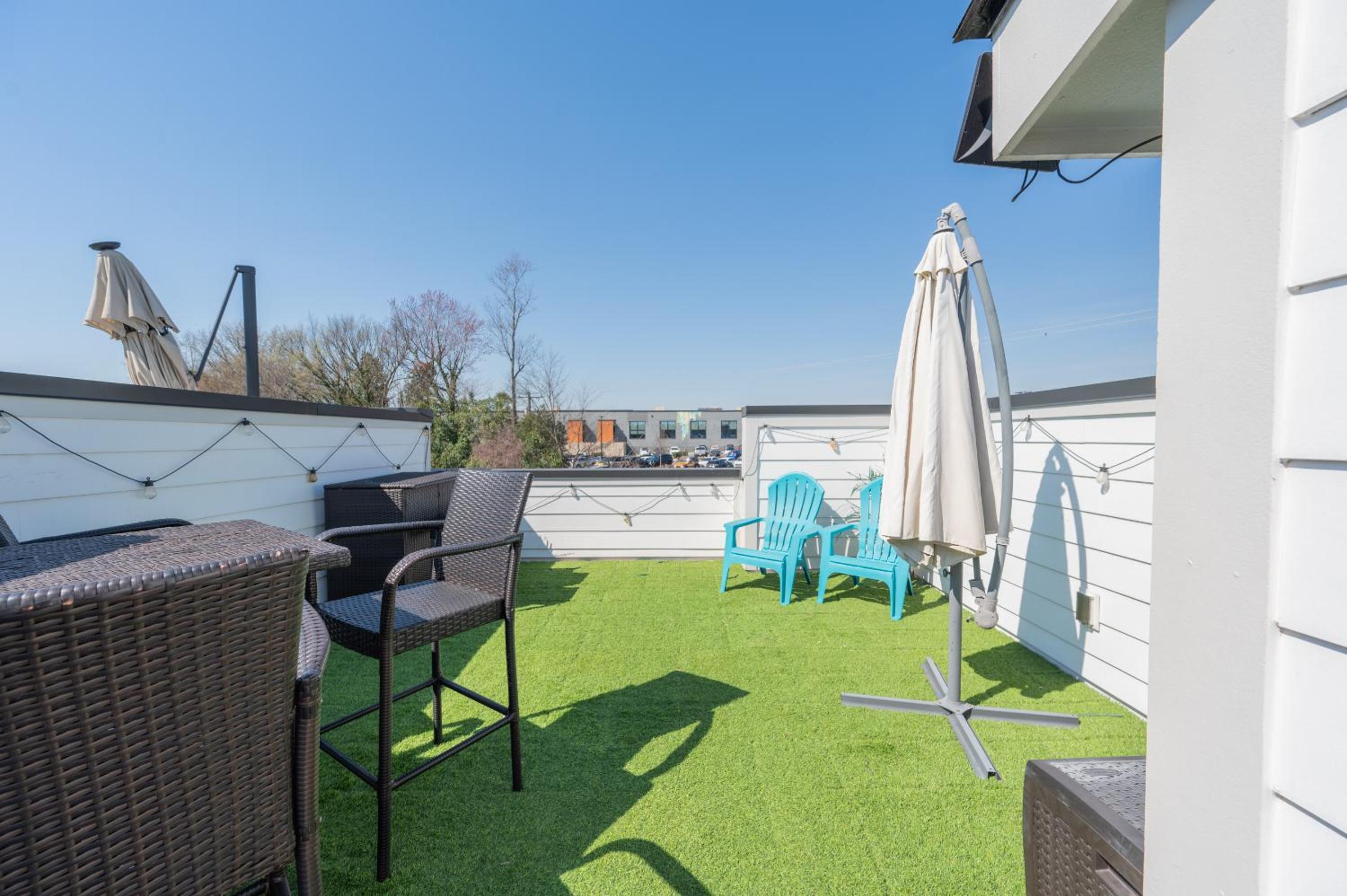 Townhouse . Rooftop . Cloud Couch . 85 Inch TV . 2 Miles from UPTOWN CHARLOTTE view 3