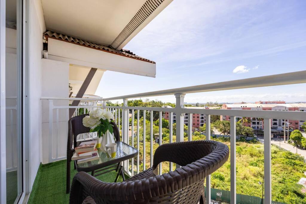 Express Condotel 731,3 Minutes to Airport,Mall, with Gym & Pool,Fast Wi-fi,Free Netflix view 4