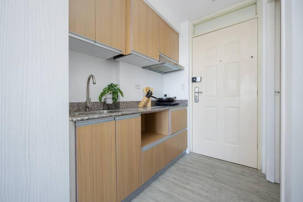 Express Condotel 731,3 Minutes to Airport,Mall, with Gym & Pool,Fast Wi-fi,Free Netflix view 5