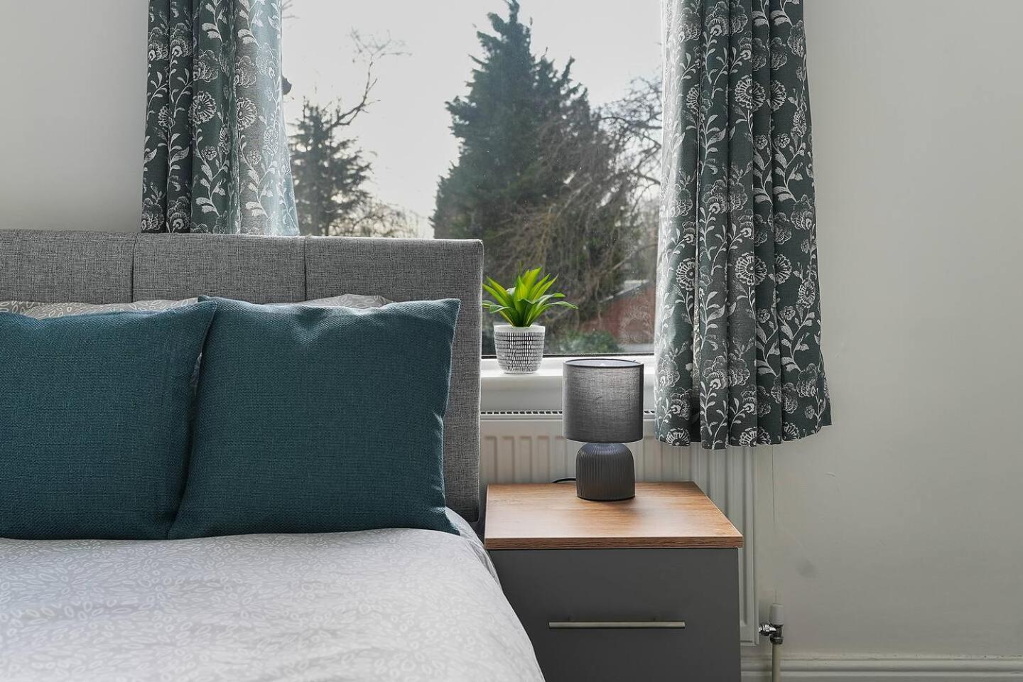 Spacious 5-Bed house Private Parking view 2