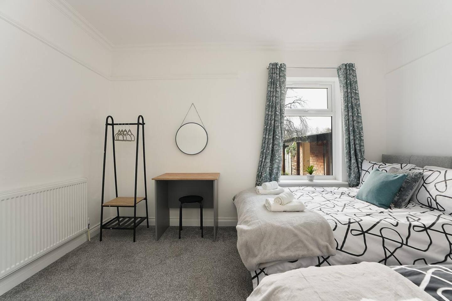 Spacious 5-Bed house Private Parking view 3