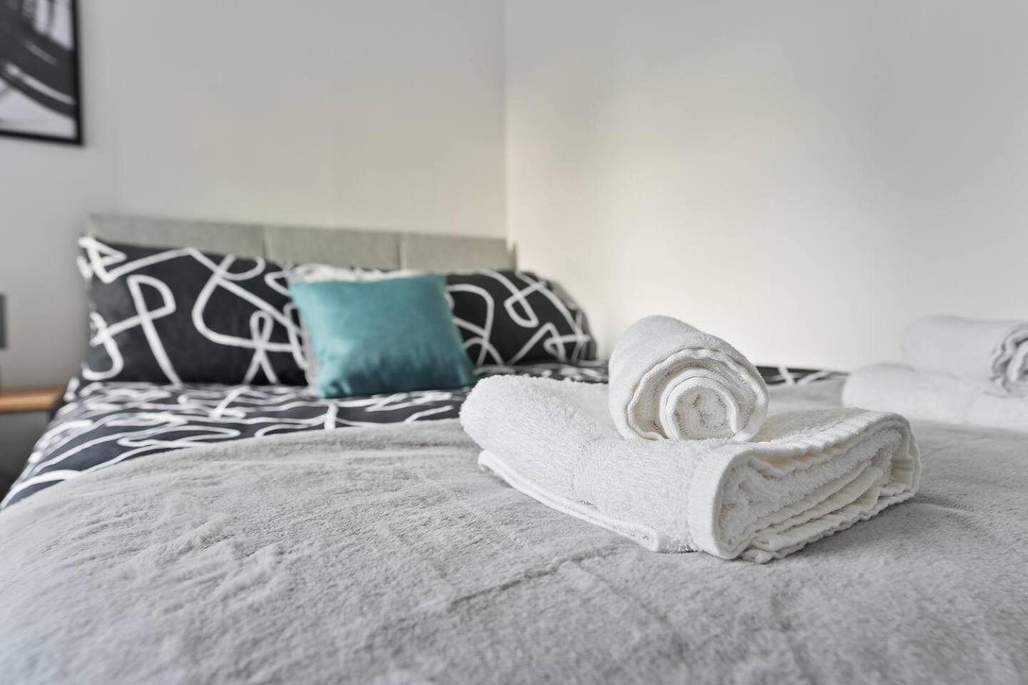 Spacious 5-Bed house Private Parking view 4