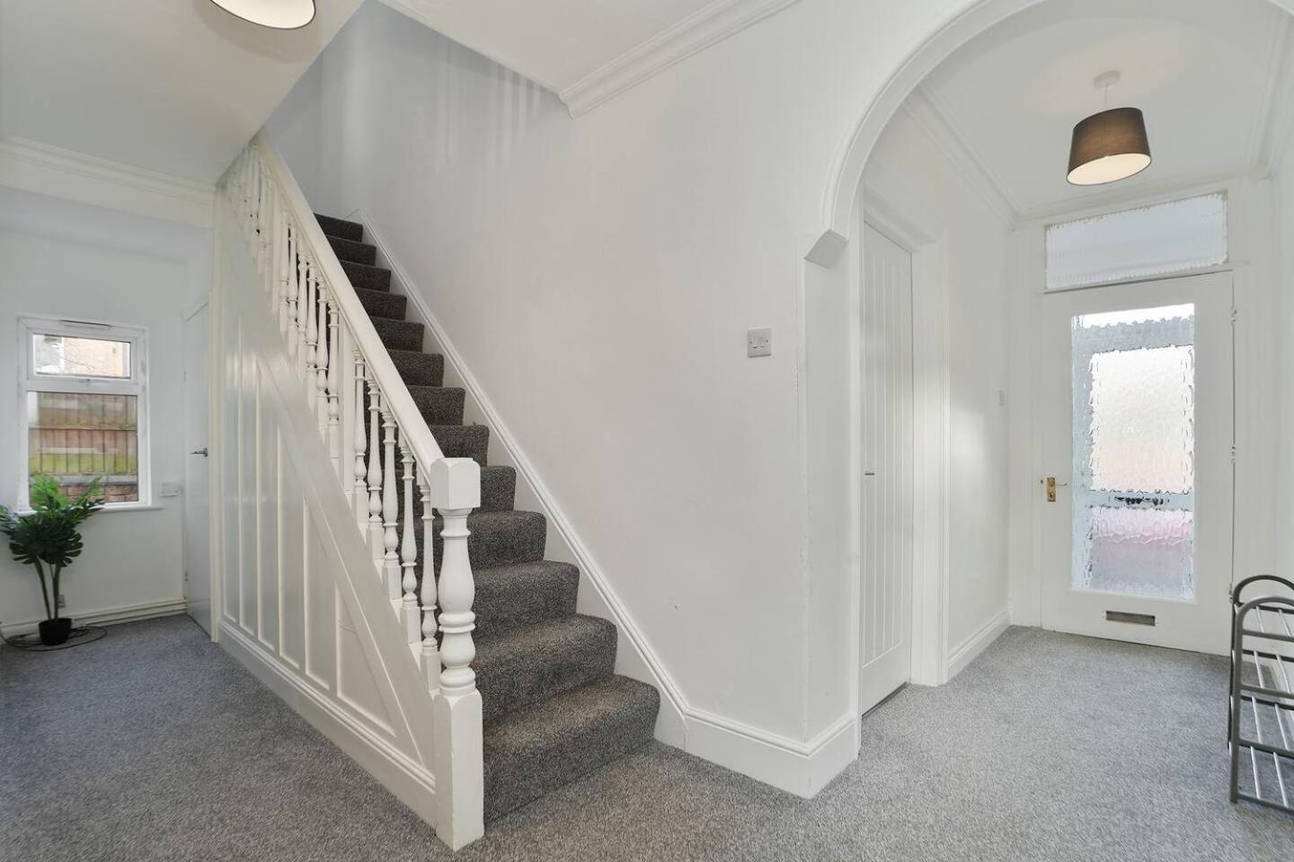 Spacious 5-Bed house Private Parking view 5
