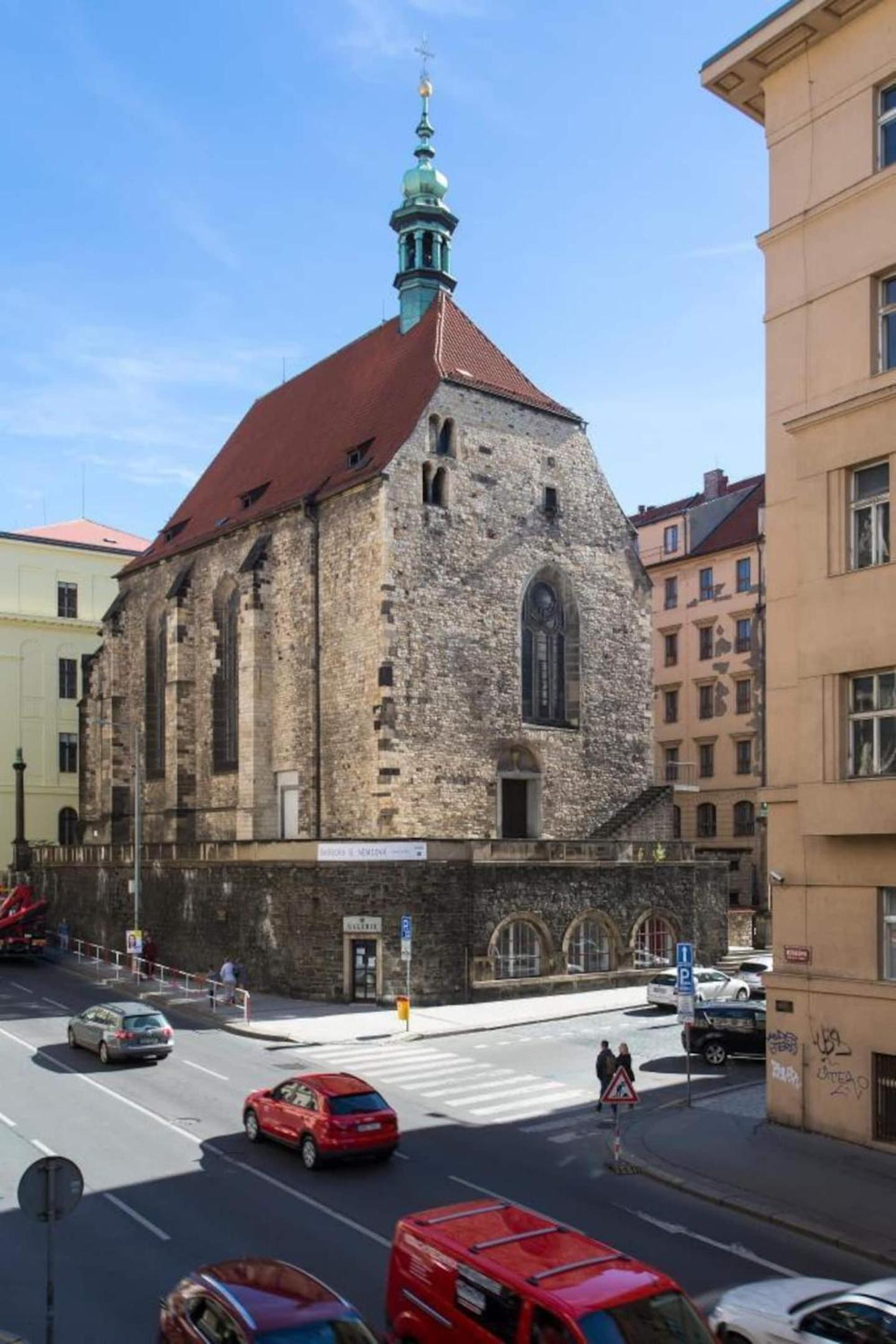 Place of Grace - 50 Meters from Dancing House