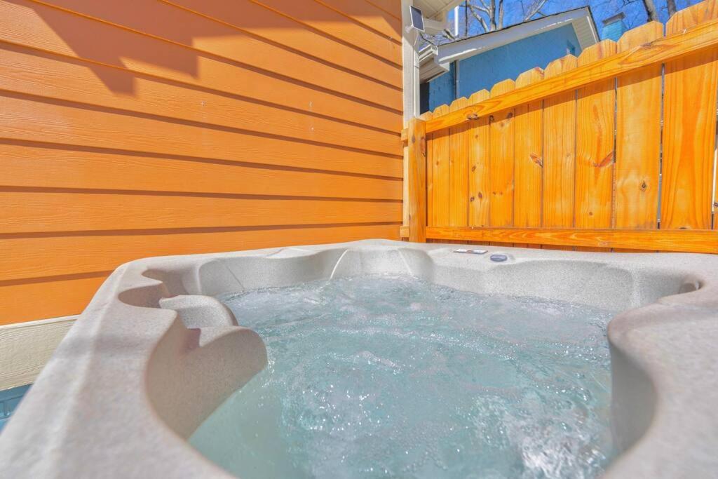 Hotel Brand New Cozy Modern Bungalow W/hot Tub+movieroom 7 Min From Uptown