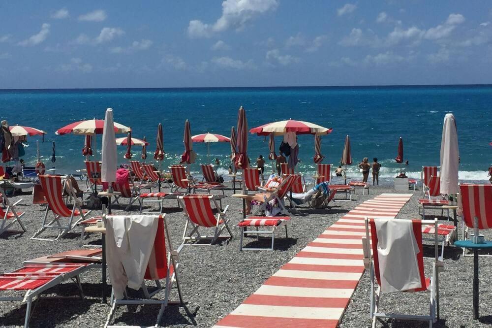 Beautiful Newer Scalea Beach Apartment