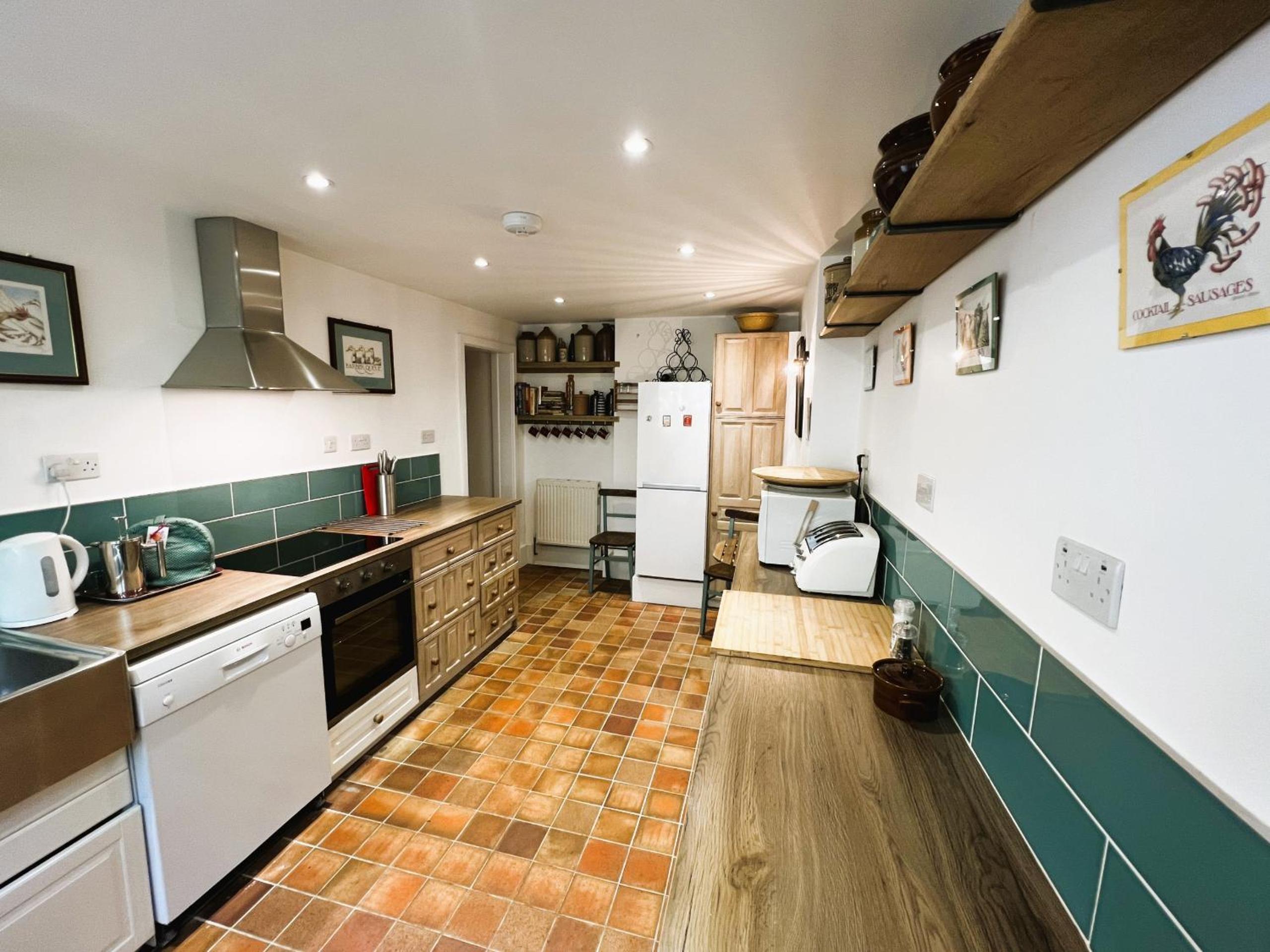 2 Apse Castle Cottages Charming 16th-Century Cottage in Shanklin - Dog-Friendly, Parking, Near Beach Sleeps 5 view 3