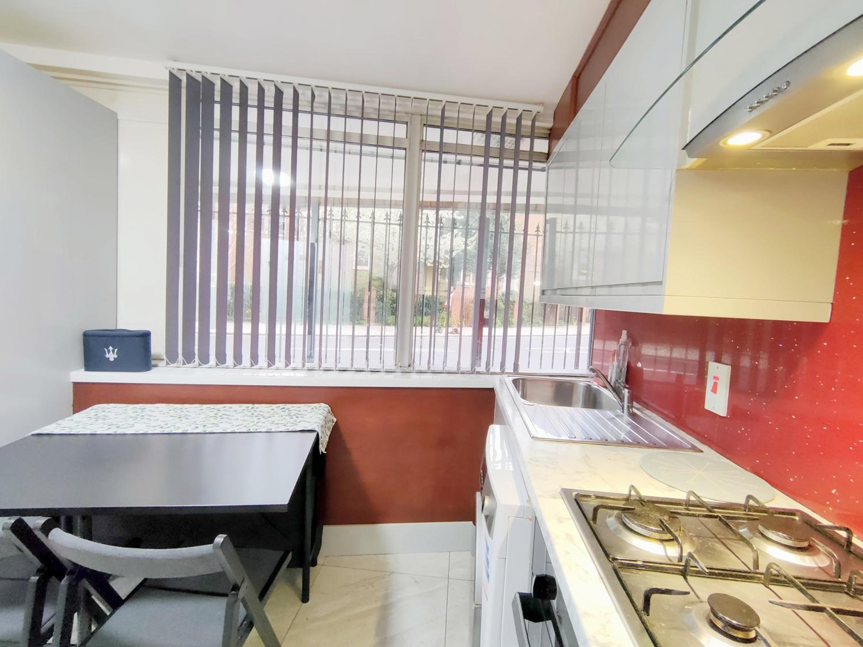 Spacious 3-Bed Cosy Flat in Westminster