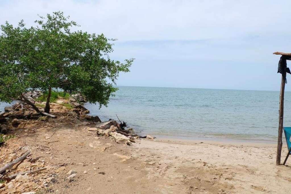 Cabaña en primera línea de playa en San Antero con Aire AC y 5 habitaciones