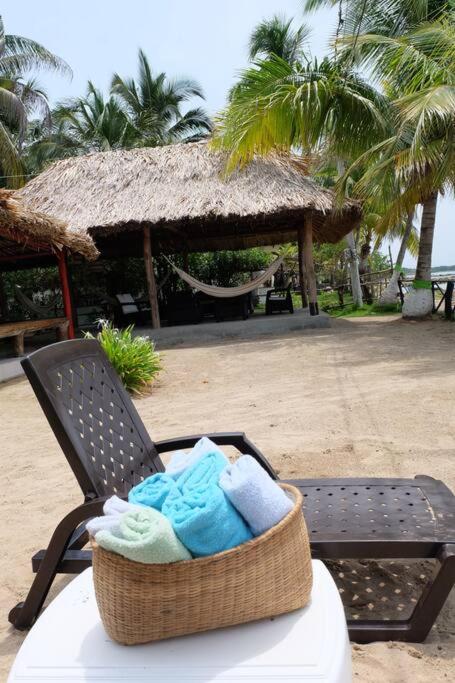 Cabaña en primera línea de playa en San Antero con Aire AC y 5 habitaciones