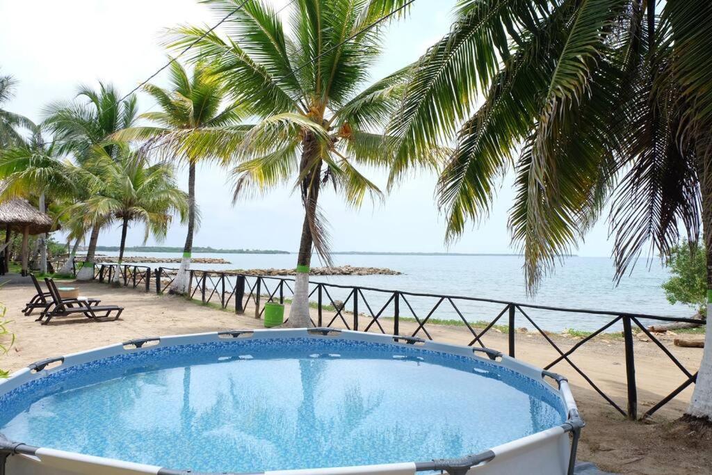 Cabaña en primera línea de playa en San Antero con Aire AC y 5 habitaciones
