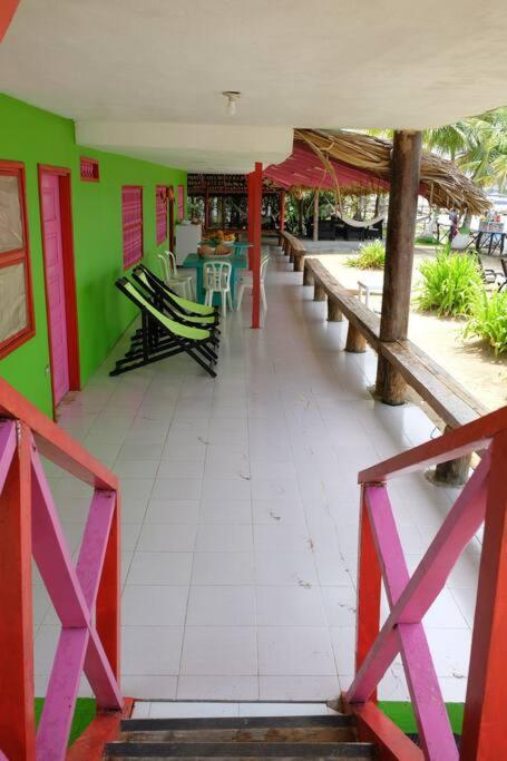 Cabaña en primera línea de playa en San Antero con Aire AC y 5 habitaciones