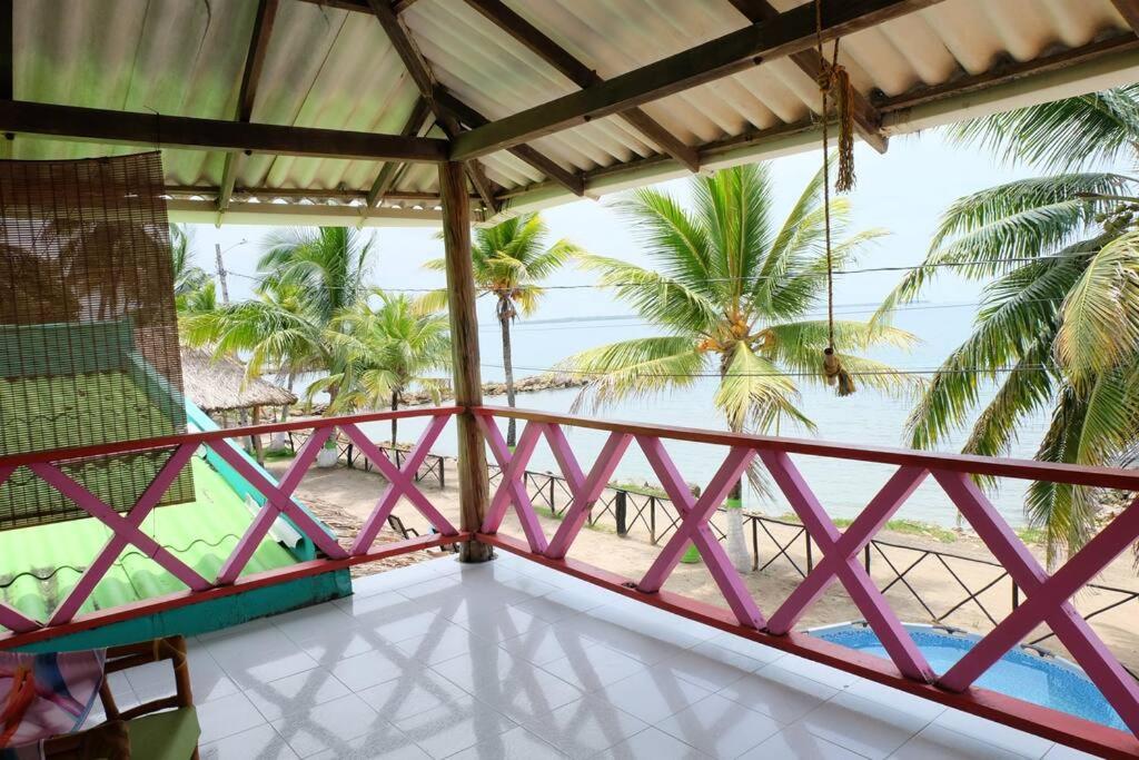 Cabaña en primera línea de playa en San Antero con Aire AC y 5 habitaciones