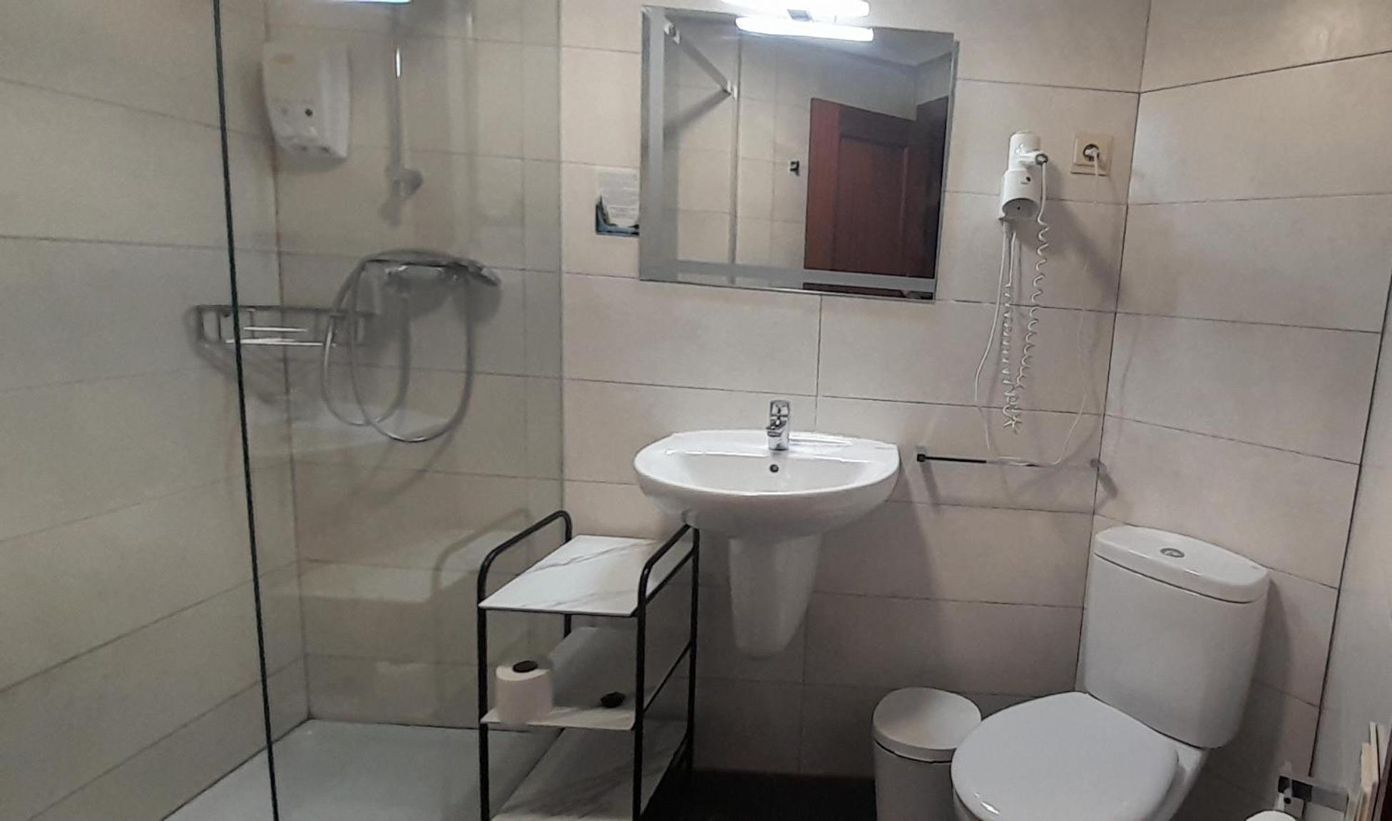 Hostal Hispano en Nájera — bathroom