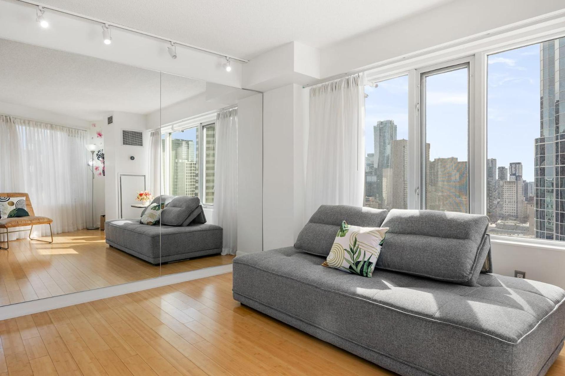 Modern 2-Bedroom Condo w Floor to Ceiling Windows