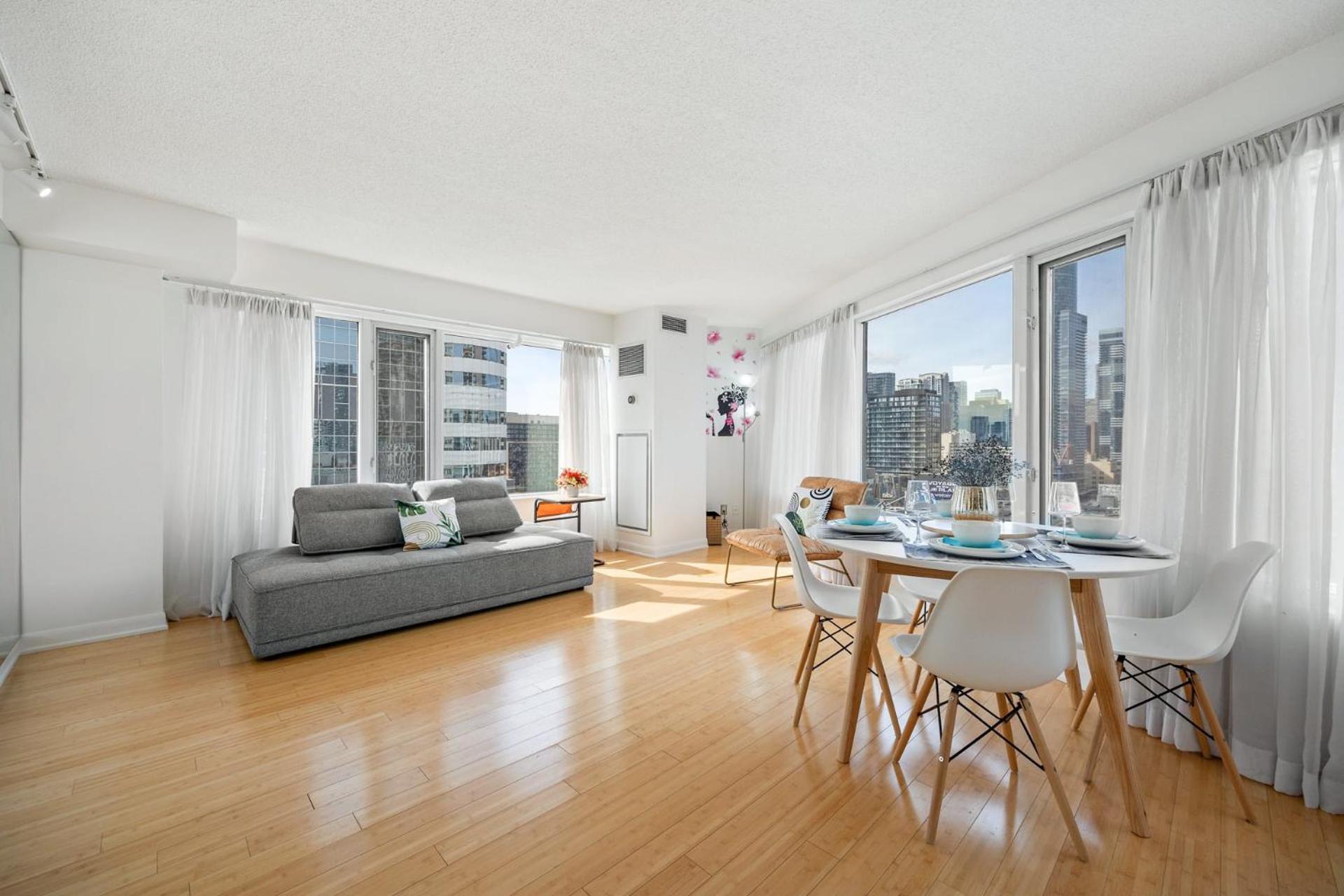 Modern 2-Bedroom Condo w Floor to Ceiling Windows