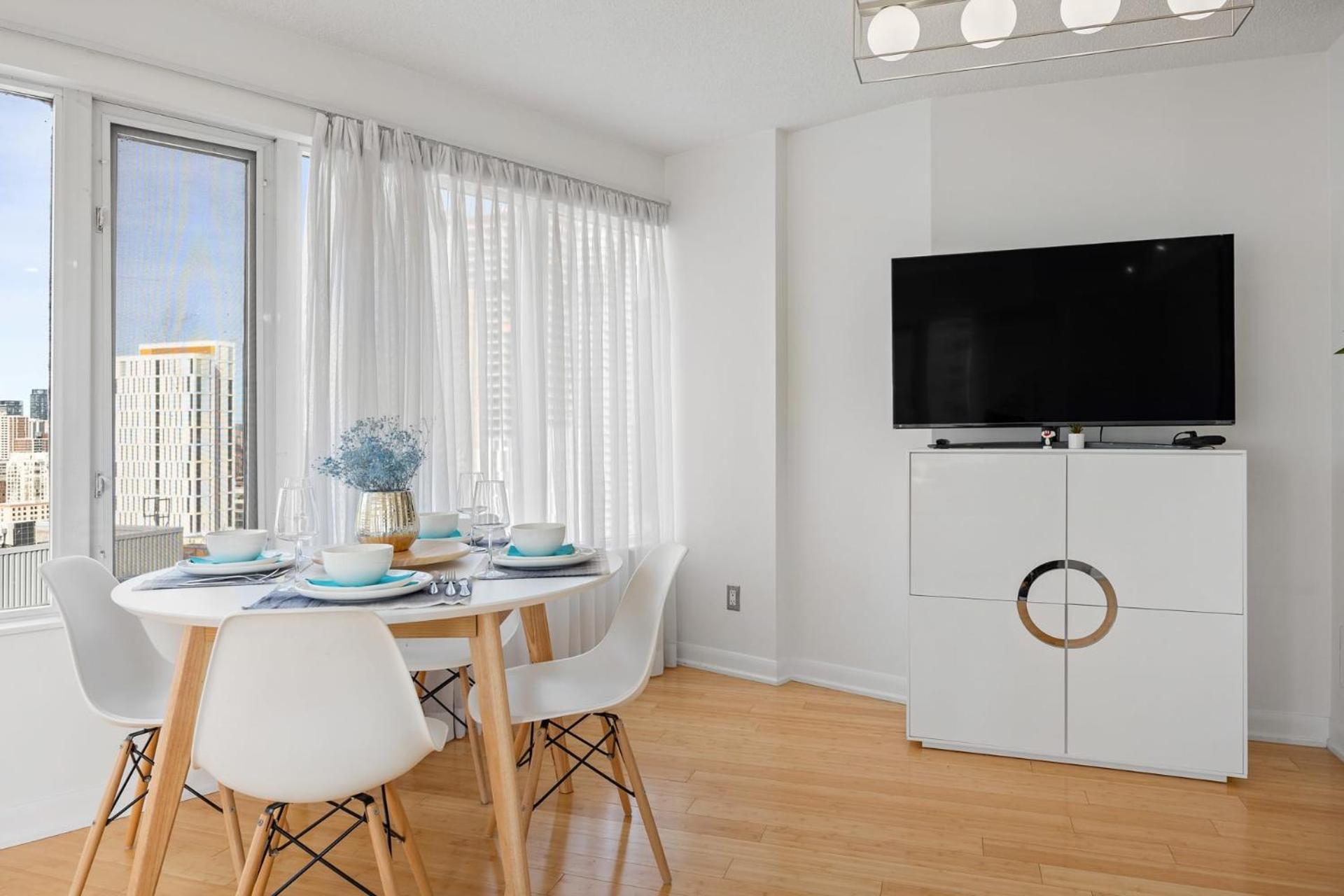 Modern 2-Bedroom Condo w Floor to Ceiling Windows