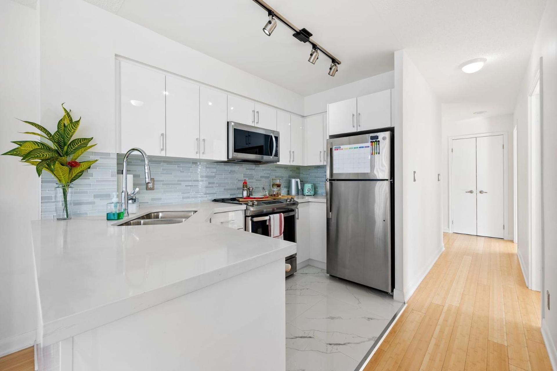 Modern 2-Bedroom Condo w Floor to Ceiling Windows