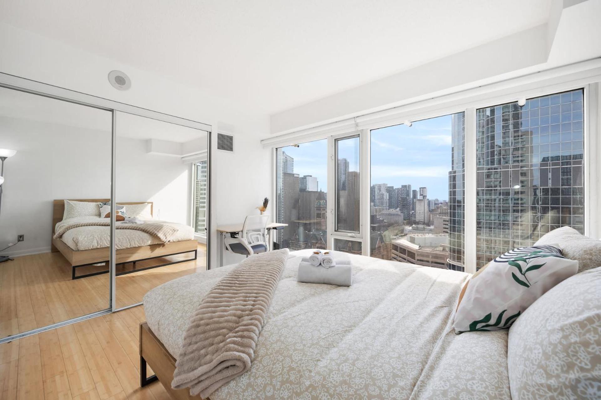 Modern 2-Bedroom Condo w Floor to Ceiling Windows