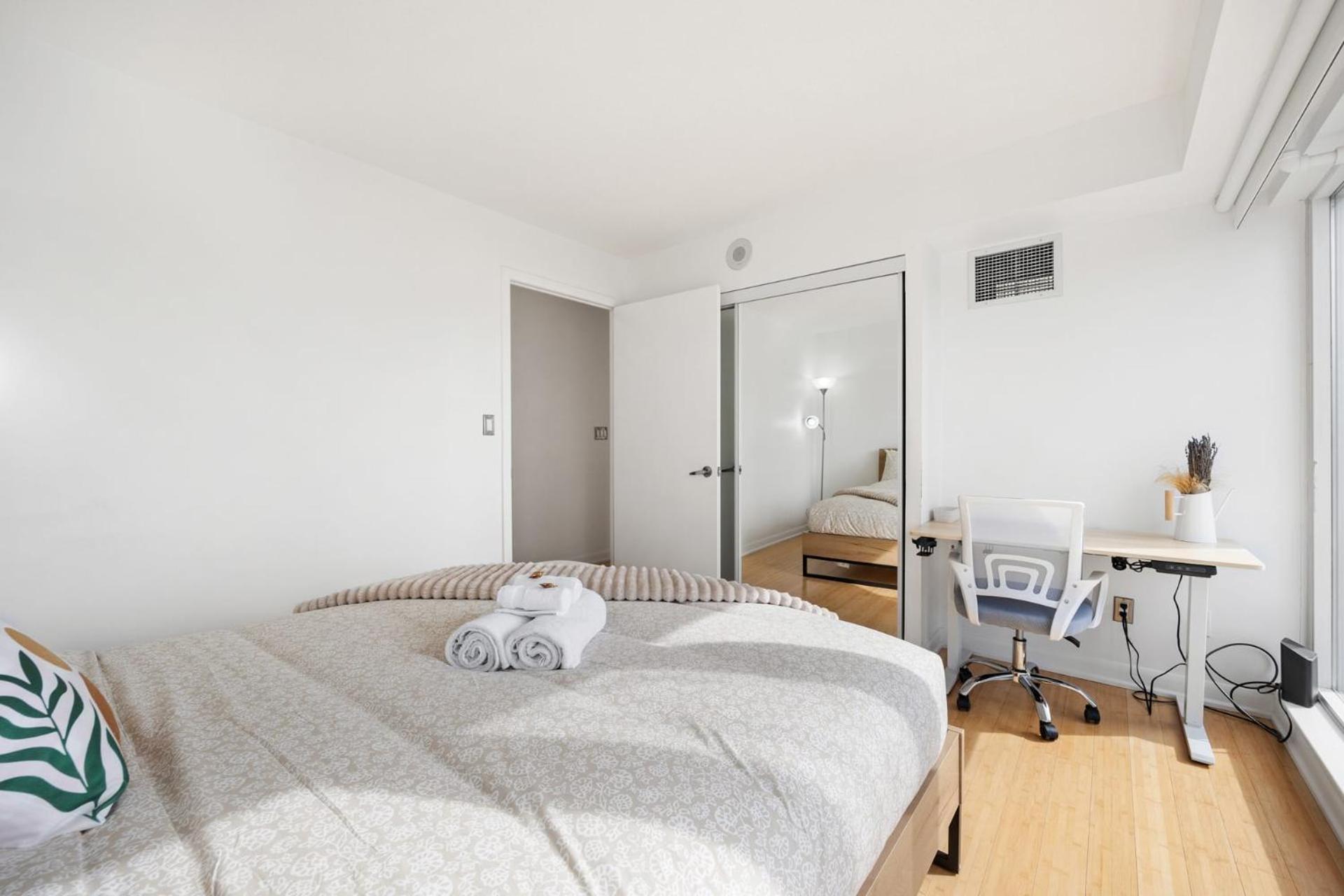 Modern 2-Bedroom Condo w Floor to Ceiling Windows
