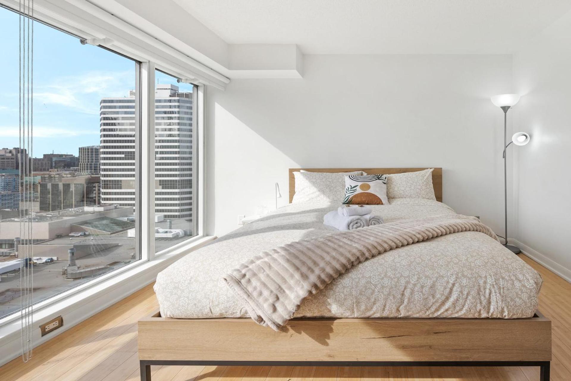 Modern 2-Bedroom Condo w Floor to Ceiling Windows